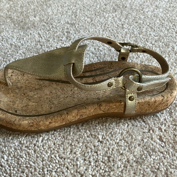 Aetrex cork footbed sandals great arch support. Metallic gold - Picture 4 of 6